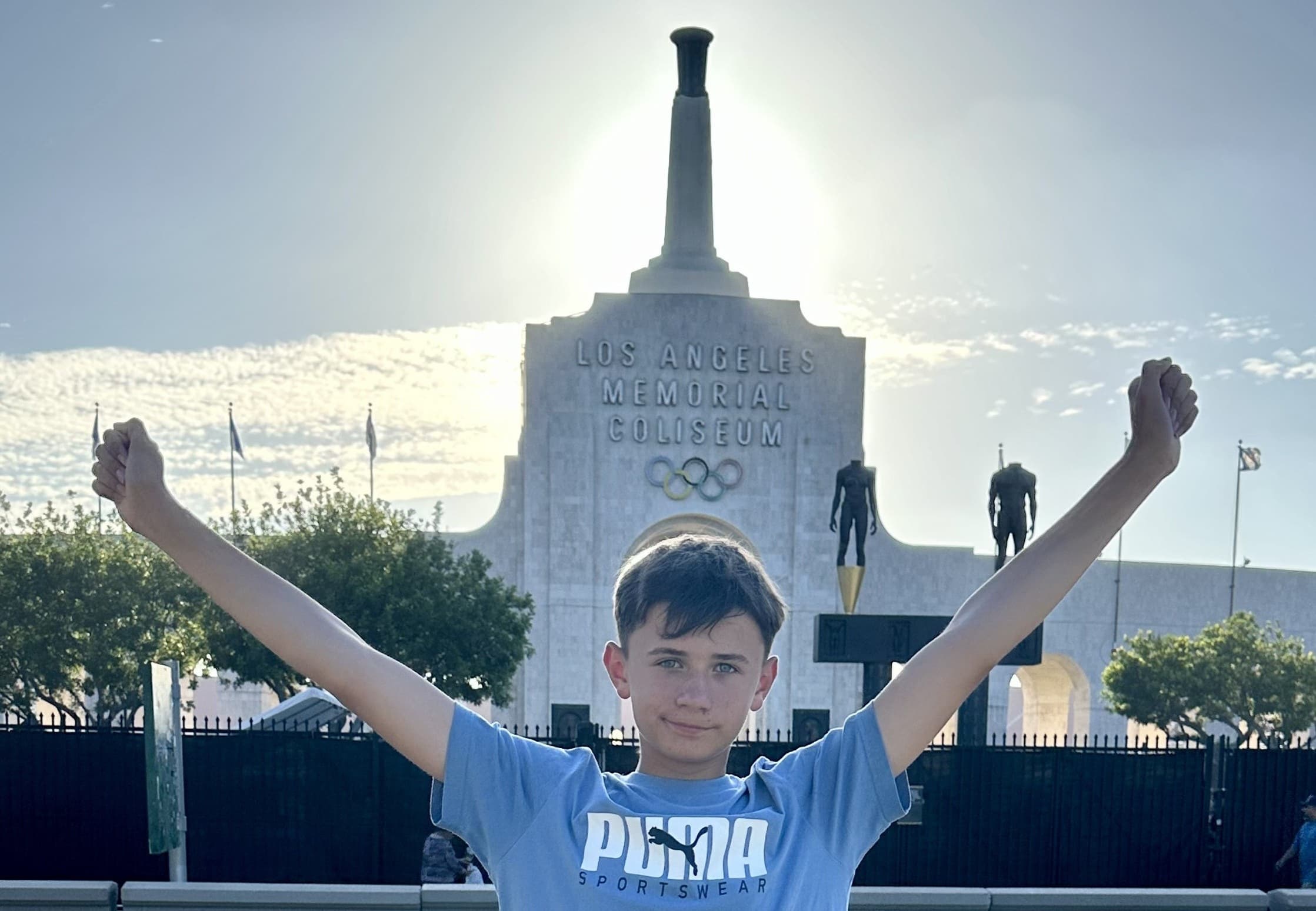 Timothy Montavon devant le Los Angeles Memorial Coliseum